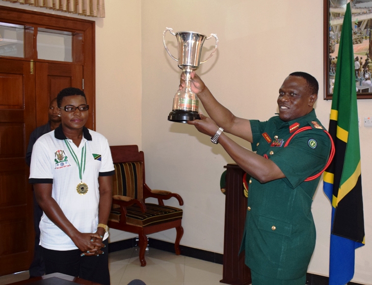 Jenerali Venance Mabeyo aipokea timu ya Golf ya Lugalo.